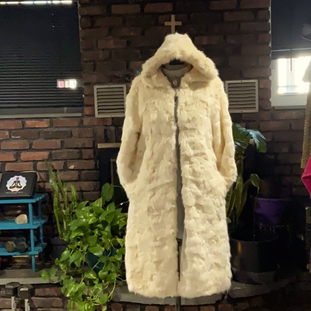 Light weight spring/fall faux fur so fluffyy